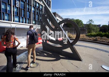 Il Sundial scultura sul tetto di Tower Hill underground Foto Stock