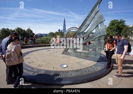 Il Sundial scultura sul tetto di Tower Hill underground Foto Stock