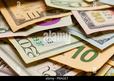 Pila di denaro da vicino con gli Stati Uniti Bill. Foto Stock
