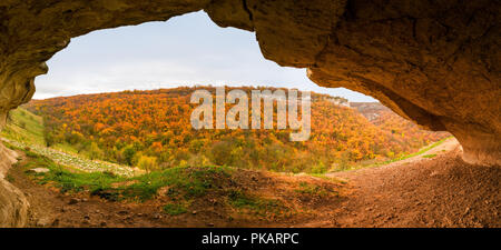 Arco della grotta nella città antica di Chufut-Kale, Crimea, Bakhchisaray Foto Stock