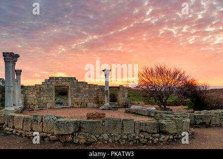 Bella pietra miliare della Crimea - Antica Chersoneso, rovine al tramonto Foto Stock