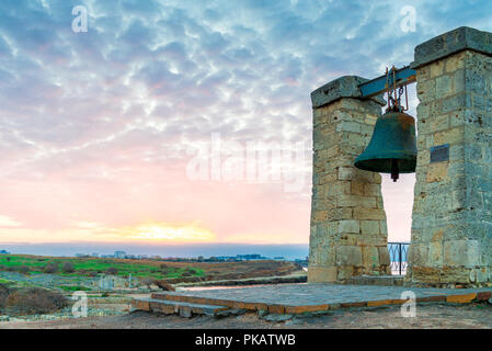 Grande campana al tramonto, Chersoneso in Crimea, Russia Foto Stock