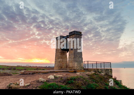 Vista la grande campana al tramonto, antica Chersoneso in Crimea, Russia Foto Stock