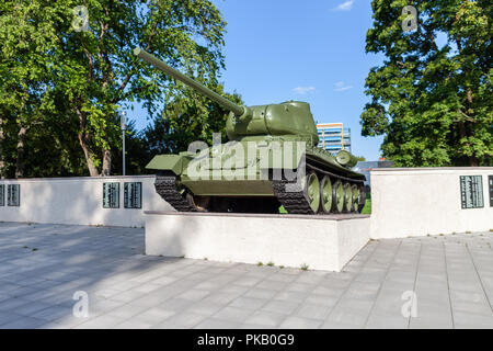 Serbatoio sovietica su un memoriale pubblico posto a Burg / Germania Foto Stock