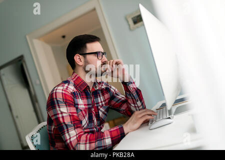 Bel giovane designer che lavorano sul progetto sul computer Foto Stock