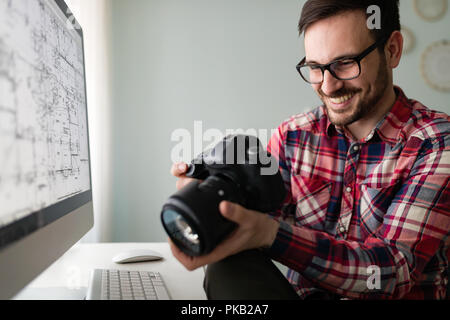 Bel giovane designer che lavorano sul progetto sul computer Foto Stock
