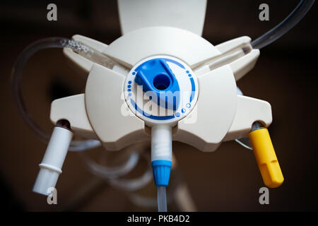 Asta portaflebo organizer per dialisi peritoneale con linea commutata per il fluido in posizione. Foto Stock