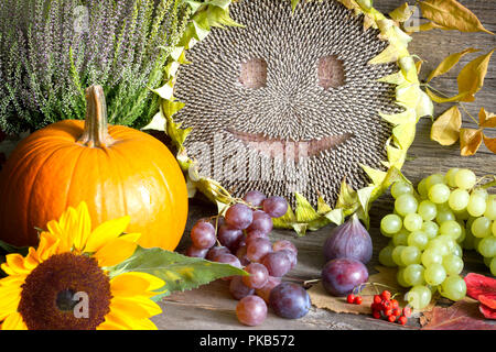 Giorno di ringraziamento per il raccolto in autunno autunno sfondo con felice girasole di frutta e verdura Foto Stock