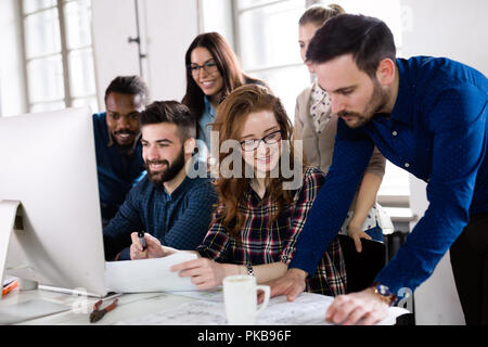 Foto di architetti che lavorano insieme in ufficio Foto Stock