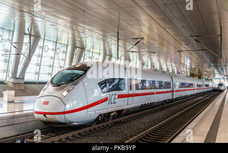 ICE 3 con il treno ad alta velocità presso l'aeroporto di Francoforte a lunga distanza stazione. Germania Foto Stock