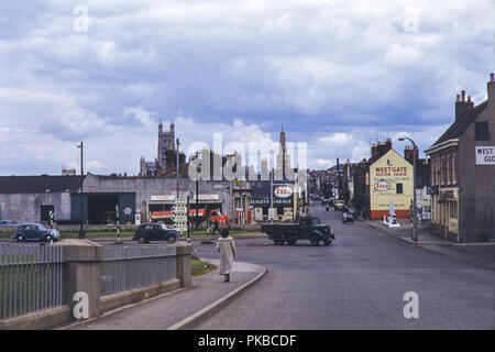 Healey's garage - a 196 Westgate Street sorgeva dove vi è un parco commerciale su un isola risviluppata sulla A417, un arteria stradale in e intorno alla città di Gloucester. Immagine presa in giugno 1956 Foto Stock