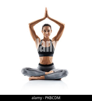 Ragazza giovane pratica equilibrio asana isolati su sfondo bianco. Concetto di vita sana e naturale equilibrio tra il corpo e lo sviluppo mentale. Piena Foto Stock