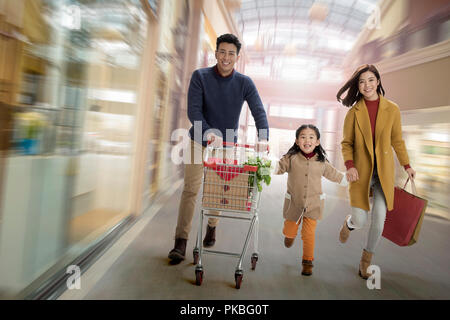 La famiglia felice shopping Foto Stock