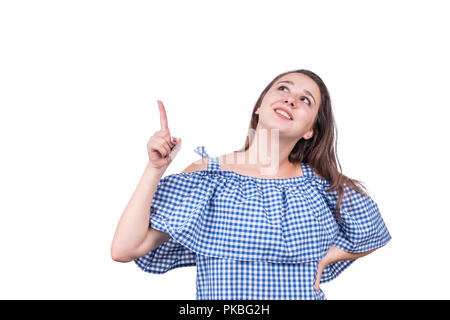 Bella giovane donna in blu camicetta a scacchi punti con il dito indice, isolati su sfondo bianco Foto Stock