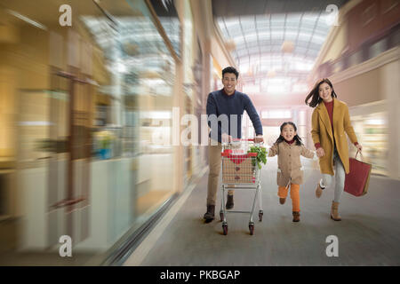 La famiglia felice shopping Foto Stock