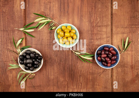 Foto aeree di varie olive in ciotole con spazio di copia Foto Stock