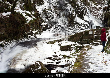 Ceunant Mawr cascata, Llanberis, Gwynedd. Nei pressi di Snowdon e Snowdon Mountain Railway. Queste immagini congelate adottate il 2 marzo 2018. Foto Stock