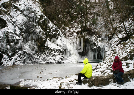 Ceunant Mawr cascata, Llanberis, Gwynedd. Nei pressi di Snowdon e Snowdon Mountain Railway. Queste immagini congelate adottate il 2 marzo 2018. Foto Stock