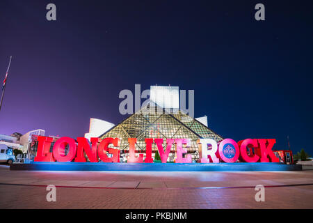 Rock and Roll Hall del telaio.cleveland,Ohio,usa.2-19-17: rock and roll hall del telaio durante la notte. Foto Stock