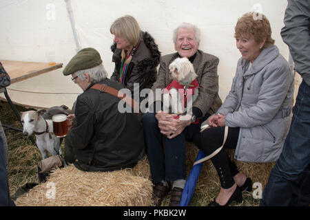 Uomo anziano con cane da compagnia seduto in grembo, gli inglesi amano i loro amanti cani, Derbyshire campagna evento UK 2018 HOMER SYKES Foto Stock