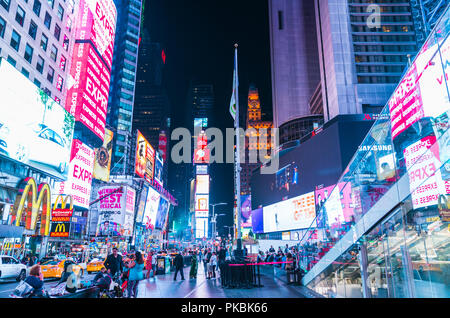 New York city,new york,Stati Uniti d'America,8-31-17: Time Square a praticamente con luci colorate. Foto Stock