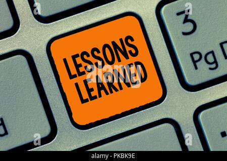 La grafia la scrittura di testo lezioni apprese. Concetto significato promuovere condividere e utilizzare le conoscenze che derivano dall'esperienza. Foto Stock