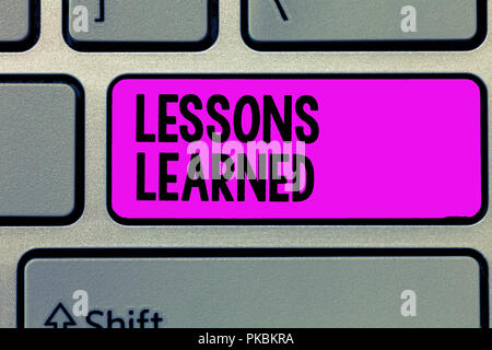 Segno di testo che mostra le lezioni apprese. Foto concettuale promuovere condividere e utilizzare le conoscenze che derivano dall'esperienza. Foto Stock