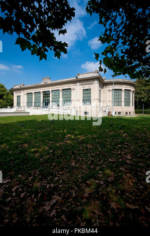 L'Italia, Lombardia, Milano, Vittorio Formentano Park ex Largo Marinai d'Italia, Palazzina Liberty di Alberto Migliorini Foto Stock