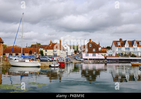 Emsworth Hampshire Regno Unito - Proprietà Waterside e rampa di lancio per le barche Foto Stock