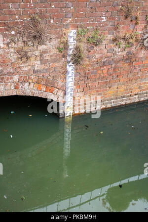 Emsworth Hampshire REGNO UNITO - livello acqua marcatore in porto Foto Stock