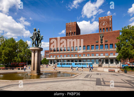 OSLO, Norvegia - 12 luglio 2018: la piazza del Municipio con sculture, fontane e il Municipio (Radhus) in background Foto Stock