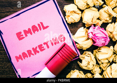 Testo della scrittura di Email Marketing. Concetto significato inviando un messaggio commerciale di un gruppo di persone tramite posta. Foto Stock