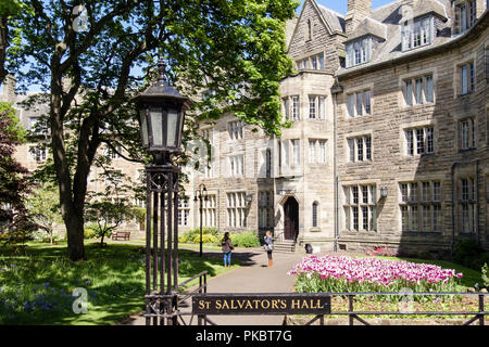 2 studenti al di fuori di San Salvator's Hall saloni dello studente di residence all'Università di St Andrews. Royal Burgh di St Andrews Fife Scozia UK Foto Stock