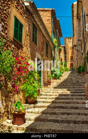 Pittoresca strada al vecchio villaggio di Fornalutx sull isola di Mallorca, Spagna Foto Stock