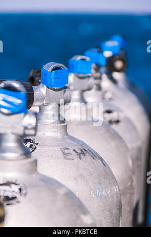 Scuba Diving serbatoi con nastro blu e il mare in background Foto Stock