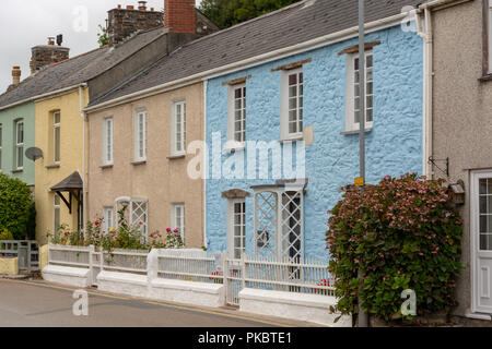 Fila di dipinte di color pastello a schiera case di città in Pentewan, St Austell, sud della Cornovaglia, England, Regno Unito Foto Stock