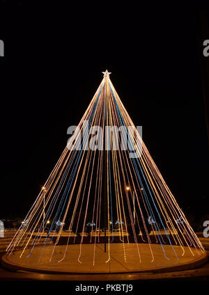 Albero di natale nel parco in Kastoria , Grecia Foto Stock
