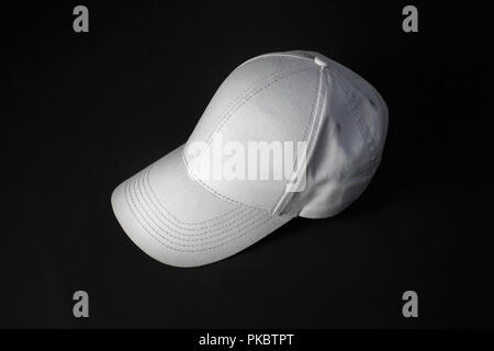 Blank cappello da baseball su sfondo nero. Design sensibile mockup. Foto Stock