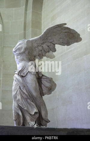 Età ellenistica statua in marmo noto come la Nike Alata di Samotracia datato al II secolo a.c. in mostra al Museo del Louvre a Parigi, Francia. Foto Stock