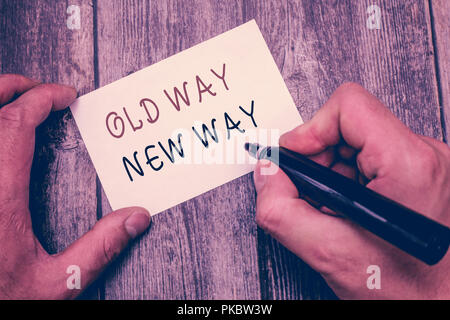 La scrittura della nota mostra vecchio modo nuovo modo. Business photo vetrina per il diverso modo di soddisfare gli scopi desiderati. Foto Stock
