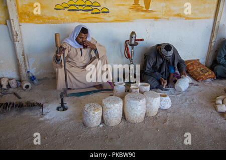 Un lavoratore in una fabbrica di alabastro e negozio di bere il tè in Egitto, Africa Foto Stock