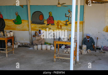 I lavoratori in una fabbrica di alabastro e il negozio in Egitto, Africa Foto Stock