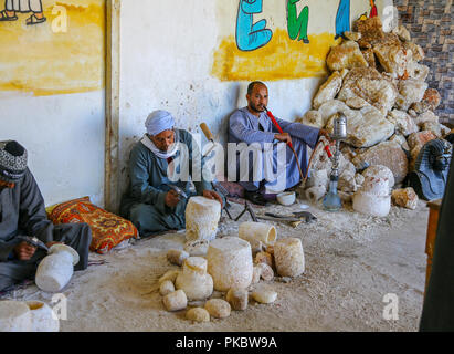 I lavoratori in una fabbrica di alabastro e il negozio in Egitto, Africa Foto Stock