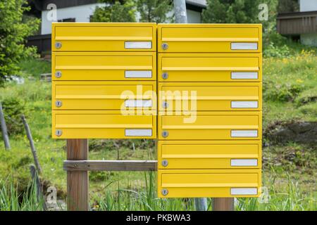 Letterbox giallo di stagno senza nome in una zona rurale, Austria Foto Stock