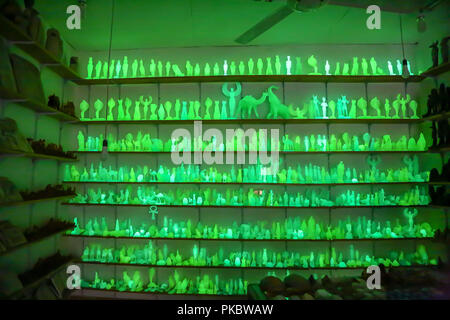 Figure di alabastro phosphorescencing o incandescente al buio o mostrando la fosforescenza presso una fabbrica di alabastro e il negozio in Egitto, Africa Foto Stock