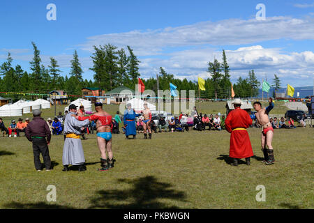 Mongolian wrestling concorrenza vicino al lago Khovsgol, Mongolia Foto Stock