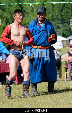 Mongolian wrestling concorrenza vicino al lago Khovsgol, Mongolia Foto Stock