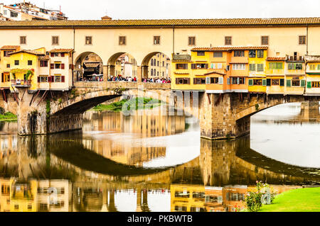 Il Ponte Vecchio sull'Arno a Firenze (Firenze), Italia Foto Stock