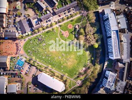 Parco pubblico di Leicester, Regno Unito. Riempito con le persone che si godono la prima sintesi dell'estate. Foto Stock