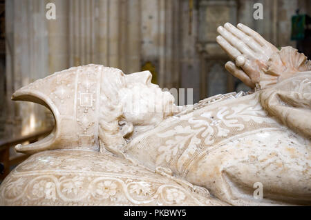 Il viso e le mani della tomba del vescovo Edward Harold Browne, la Cattedrale di Winchester, Hampshire, Inghilterra, Regno Unito Foto Stock